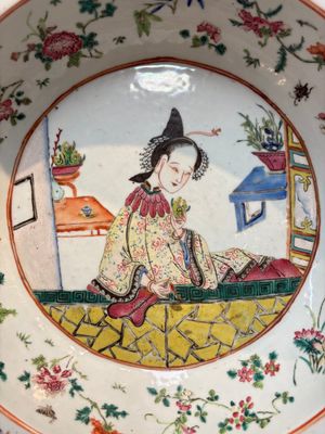 A Chinese famille rose 'Elegant Beauty' basin and a qianjiang cai 'Antiquities' dish, Guangxu mark, 19th C. — foto 11