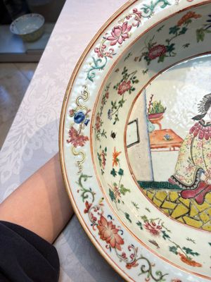 A Chinese famille rose 'Elegant Beauty' basin and a qianjiang cai 'Antiquities' dish, Guangxu mark, 19th C. — foto 12