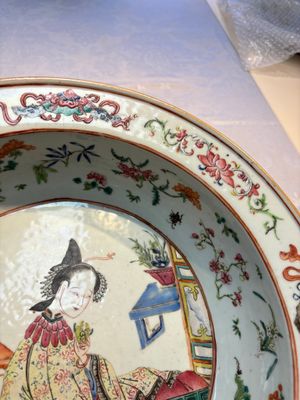 A Chinese famille rose 'Elegant Beauty' basin and a qianjiang cai 'Antiquities' dish, Guangxu mark, 19th C. — foto 14