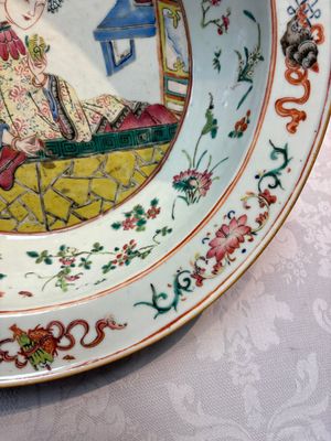 A Chinese famille rose 'Elegant Beauty' basin and a qianjiang cai 'Antiquities' dish, Guangxu mark, 19th C. — foto 16