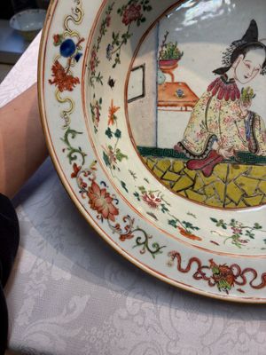 A Chinese famille rose 'Elegant Beauty' basin and a qianjiang cai 'Antiquities' dish, Guangxu mark, 19th C. — foto 18