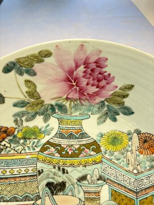 A Chinese famille rose 'Elegant Beauty' basin and a qianjiang cai 'Antiquities' dish, Guangxu mark, 19th C. — foto 2