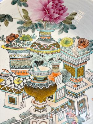 A Chinese famille rose 'Elegant Beauty' basin and a qianjiang cai 'Antiquities' dish, Guangxu mark, 19th C. — foto 4