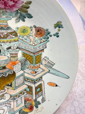 A Chinese famille rose 'Elegant Beauty' basin and a qianjiang cai 'Antiquities' dish, Guangxu mark, 19th C. — foto 5