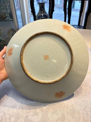 A Chinese famille rose 'Elegant Beauty' basin and a qianjiang cai 'Antiquities' dish, Guangxu mark, 19th C. — foto 7