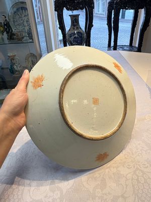 A Chinese famille rose 'Elegant Beauty' basin and a qianjiang cai 'Antiquities' dish, Guangxu mark, 19th C. — foto 9