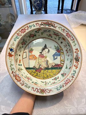 A Chinese famille rose 'Elegant Beauty' basin and a qianjiang cai 'Antiquities' dish, Guangxu mark, 19th C. — foto 10