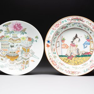 A Chinese famille rose 'Elegant Beauty' basin and a qianjiang cai 'Antiquities' dish, Guangxu mark, 19th C. — foto 1