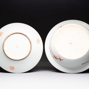 A Chinese famille rose 'Elegant Beauty' basin and a qianjiang cai 'Antiquities' dish, Guangxu mark, 19th C. — foto 2