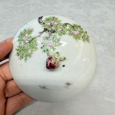 A Chinese famille rose 'Elegant Ladies and Playing Boys' teapot — foto 14