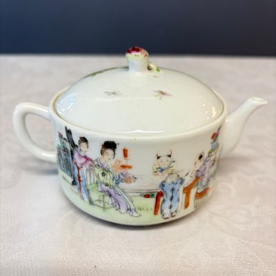 A Chinese famille rose 'Elegant Ladies and Playing Boys' teapot — foto 1