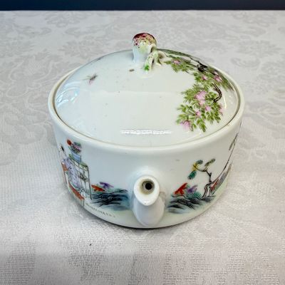 A Chinese famille rose 'Elegant Ladies and Playing Boys' teapot — foto 2