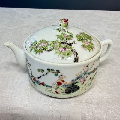 A Chinese famille rose 'Elegant Ladies and Playing Boys' teapot — foto 3