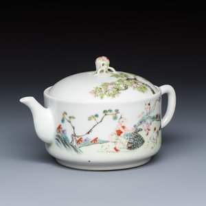 A Chinese famille rose 'Elegant Ladies and Playing Boys' teapot — foto 1