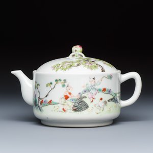 A Chinese famille rose 'Elegant Ladies and Playing Boys' teapot — foto 2