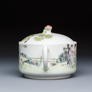 A Chinese famille rose 'Elegant Ladies and Playing Boys' teapot — foto 3