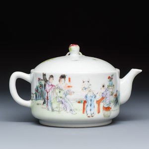 A Chinese famille rose 'Elegant Ladies and Playing Boys' teapot — foto 4