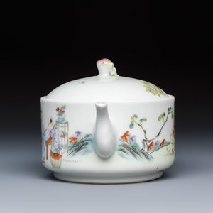 A Chinese famille rose 'Elegant Ladies and Playing Boys' teapot — foto 5