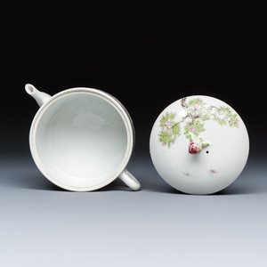 A Chinese famille rose 'Elegant Ladies and Playing Boys' teapot — foto 6