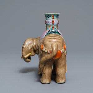 A Chinese famille rose elephant candle holder, Jiaqing — 照片 3