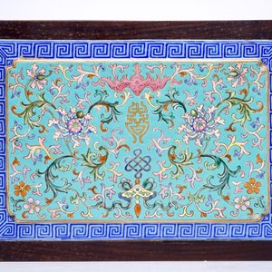 A Chinese famille rose enamel tile plaque mounted in a wood stand, 19th C. — 照片 2