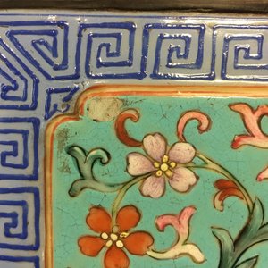 A Chinese famille rose enamel tile plaque mounted in a wood stand, 19th C. — 照片 4