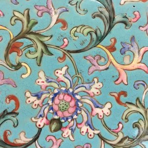 A Chinese famille rose enamel tile plaque mounted in a wood stand, 19th C. — 照片 7