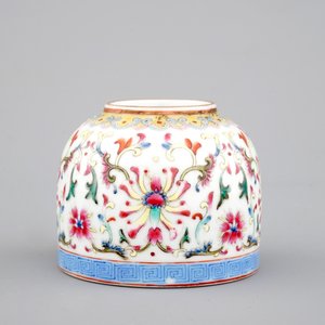 A Chinese famille rose enamelled brushwasher, 19/20th C. — 照片 2