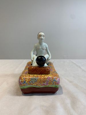 A Chinese famille rose 'erotic' group, You Lin Ji Zao 游林記造 mark, 20th C. — photo 5