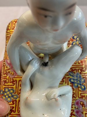 A Chinese famille rose 'erotic' group, You Lin Ji Zao 游林記造 mark, 20th C. — photo 10