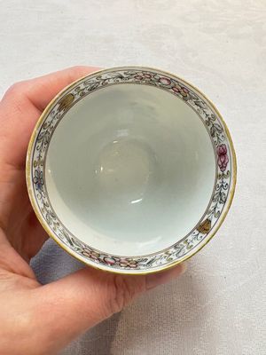 A Chinese famille rose 'erotic subject' cup and saucer, Yongzheng/Qianlong — photo 5