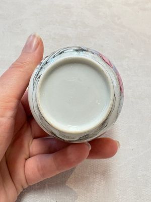A Chinese famille rose 'erotic subject' cup and saucer, Yongzheng/Qianlong — photo 6