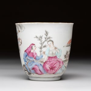 A Chinese famille rose 'erotic subject' cup and saucer, Yongzheng/Qianlong — photo 4