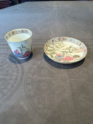 A Chinese famille rose 'erotic subject' cup and saucer, Yongzheng/Qianlong — 照片 1