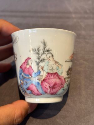 A Chinese famille rose 'erotic subject' cup and saucer, Yongzheng/Qianlong — 照片 2