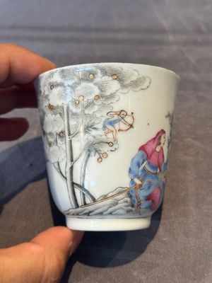 A Chinese famille rose 'erotic subject' cup and saucer, Yongzheng/Qianlong — 照片 3