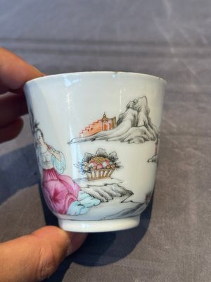 A Chinese famille rose 'erotic subject' cup and saucer, Yongzheng/Qianlong — 照片 6