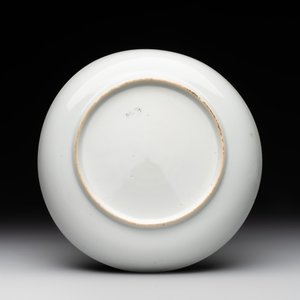 A Chinese famille rose 'erotic subject' cup and saucer, Yongzheng/Qianlong — 照片 3
