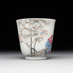 A Chinese famille rose 'erotic subject' cup and saucer, Yongzheng/Qianlong — 照片 7