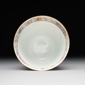 A Chinese famille rose 'erotic subject' cup and saucer, Yongzheng/Qianlong — 照片 8