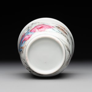A Chinese famille rose 'erotic subject' cup and saucer, Yongzheng/Qianlong — 照片 9