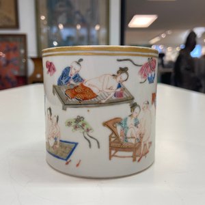 A Chinese famille rose 'erotical subject' brush pot, 1st half 19th C. — photo 23