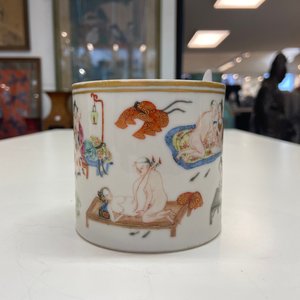 A Chinese famille rose 'erotical subject' brush pot, 1st half 19th C. — photo 25