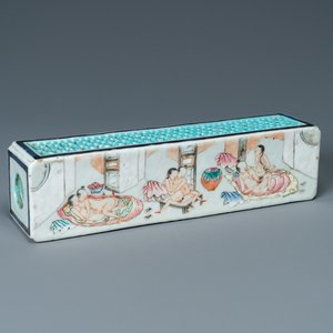 A Chinese famille rose 'erotical subject' cricket box, 1st half 19th C. — photo 1