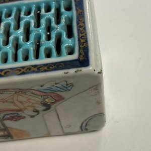 A Chinese famille rose 'erotical subject' cricket box, 1st half 19th C. — photo 14