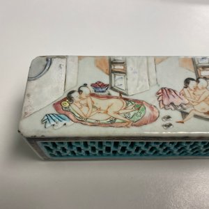 A Chinese famille rose 'erotical subject' cricket box, 1st half 19th C. — photo 17