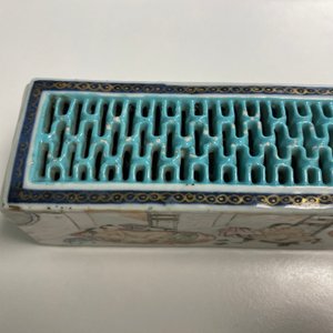 A Chinese famille rose 'erotical subject' cricket box, 1st half 19th C. — photo 26