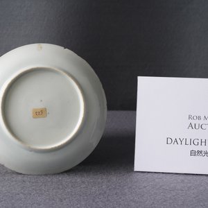 A Chinese famille rose 'erotical subject' saucer, Yongzheng — 照片 4