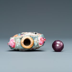 A Chinese famille rose 'erotical subject' snuff bottle, Qianlong mark, 19th C. — photo 5