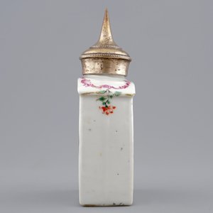 A Chinese famille rose erotical subject tea caddy with a prostitute, Qianlong, 18th C. — 照片 2